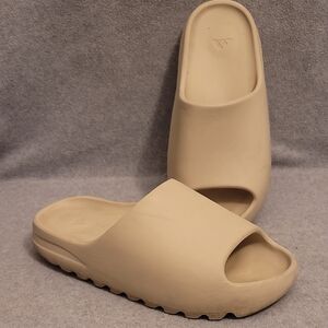 Sz.13 Adidas Yeezy Slide . Bone